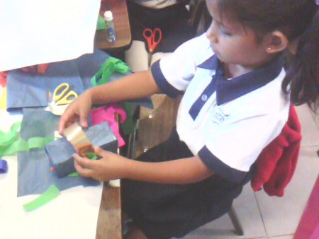 Campo: Exploracion y conocimiento del mundo/Desarrollo físico y salud. Actividad: Realización de algún medio de transporte con distintos materiales (carton, papel diverso, etc), actual o antiguo. J. Gabriela Velázquez Ibarra.