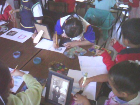 Campo: Exploración y Conocimiento del mundo/Desarrollo físico y salud. Actividad: Se les repartió a cada niño un trozo de papel, acuarelas y pincel, en el cuál pintaron de un lado una fotografía antigua y del otro lado una actual. J. Gabriela Velázquez I.