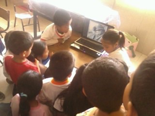 Competencia: Establece relaciones positivas con otros, basadas en el entendimiento, la aceptacion y la empatía. Actividad:Los niños vieron un video sobre personas de diferentes culturas para luego hacer un registro. Miriam Rocha
