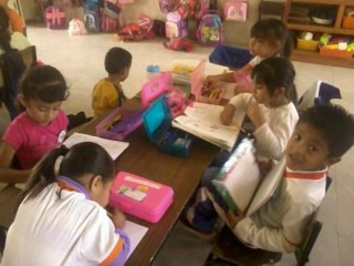 competencia: Establece relaciones positivas con otros, basadas en e entendimiento la aceptacion y la empatía.Actividad:Los niños dibujaron en la mitad de una hoja una persona con caracteristicas diferentes a ellos y en la otra se dibujaron a ellos mismos.