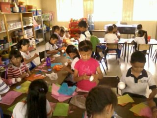 Competencia:Establece relaciones positivas con otros, basadas en el entendimiento, l aceptacion y la empatia. Actividad: Los niños realizaron un titere de un prsona de otra cultura y reresentamos una historia.Miriam Rocha