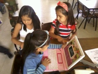 Competencia: Participa en actividades que le hacen comprender l importancia de la acción humana en el mejoramiento de le vida... Actividad: Qu los niños manipulen y expliquen la funcion de algunos aparatos tecnológicos